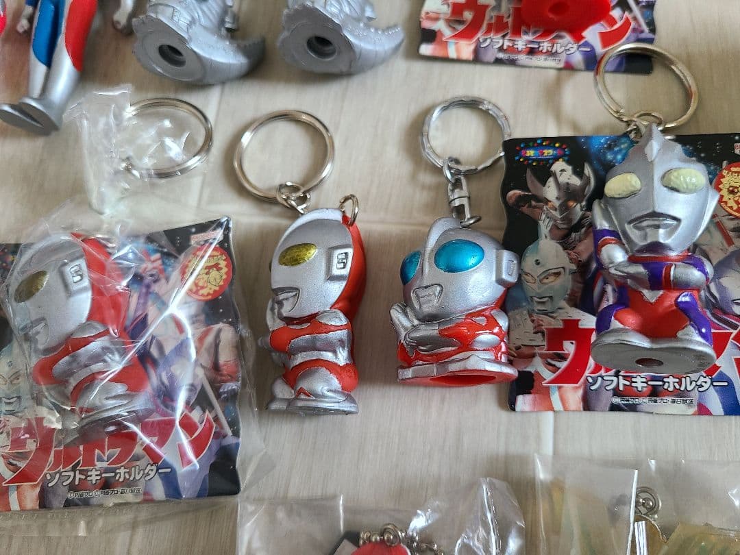 ウルトラマンキーホルダーレトロ怪獣　ダイナ　ティガ　ゼアス新品　ULTRAMAN