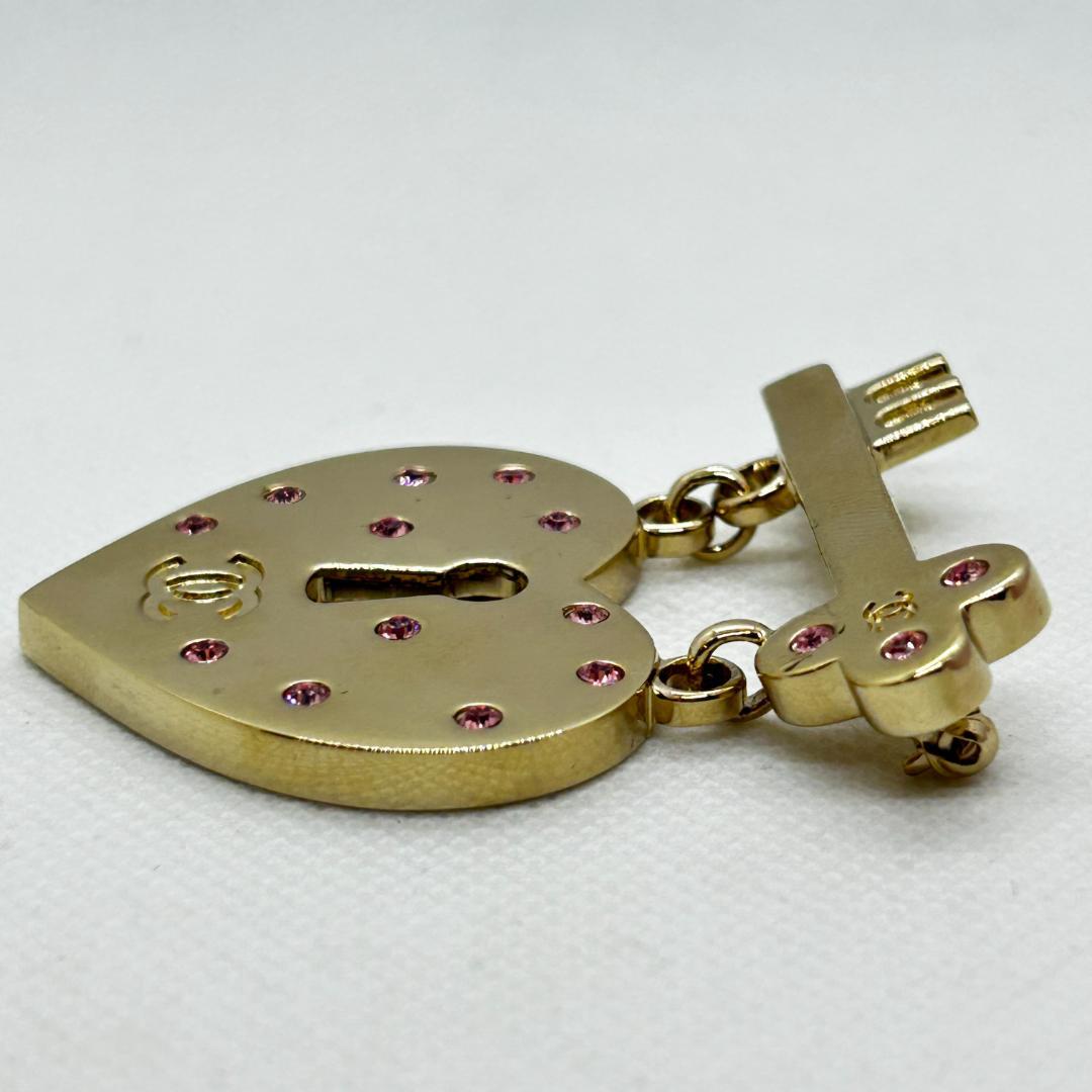 シャネル ブローチ ココマーク ハート カギ カラーストーン 02P - メルカリ