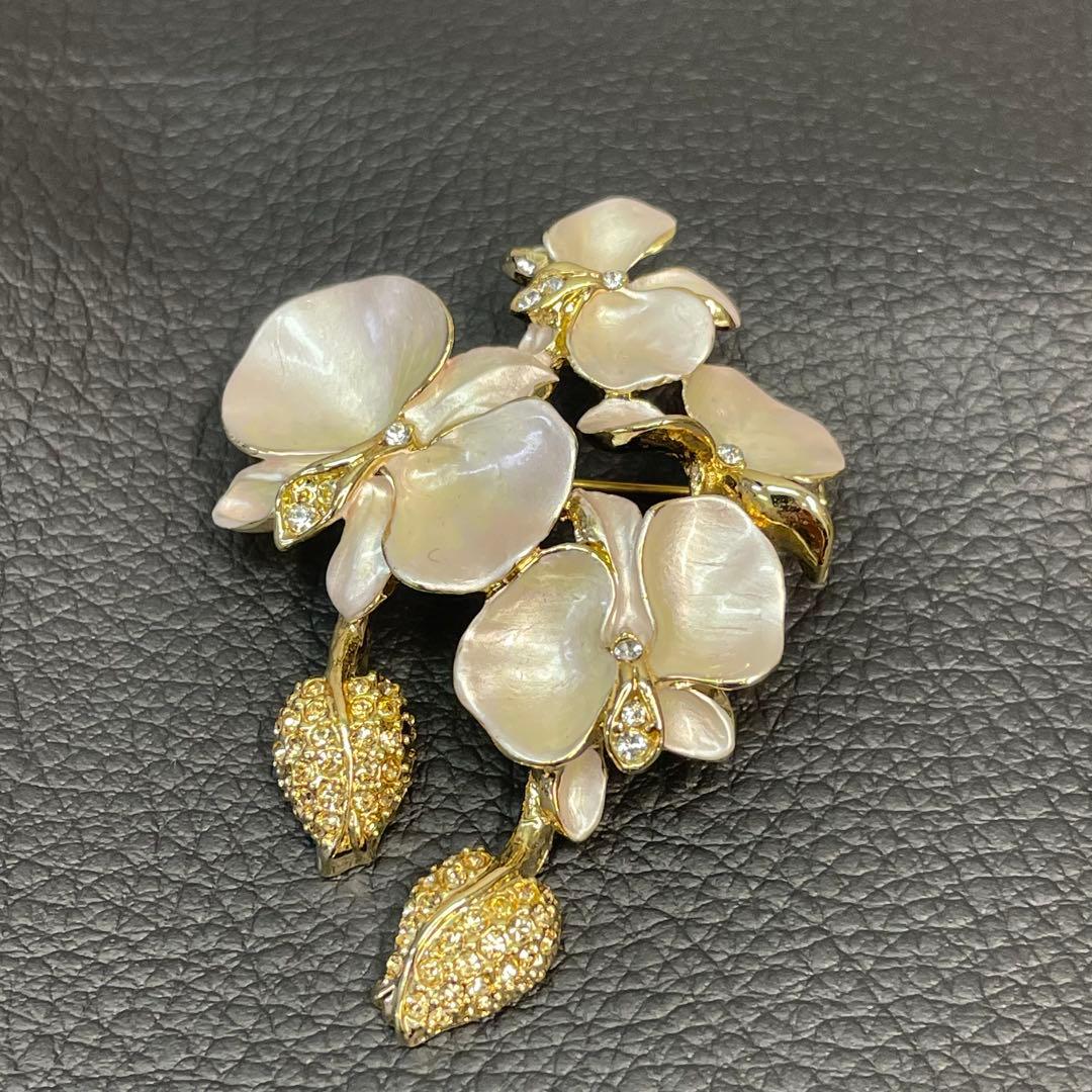 リ*ん様 VENDOME BOUTIQUE 胡蝶蘭4花ブローチ パール ゴールド リ*ん様 VENDOME BOUTIQUE 胡蝶蘭4花ブローチ パール ゴールド
