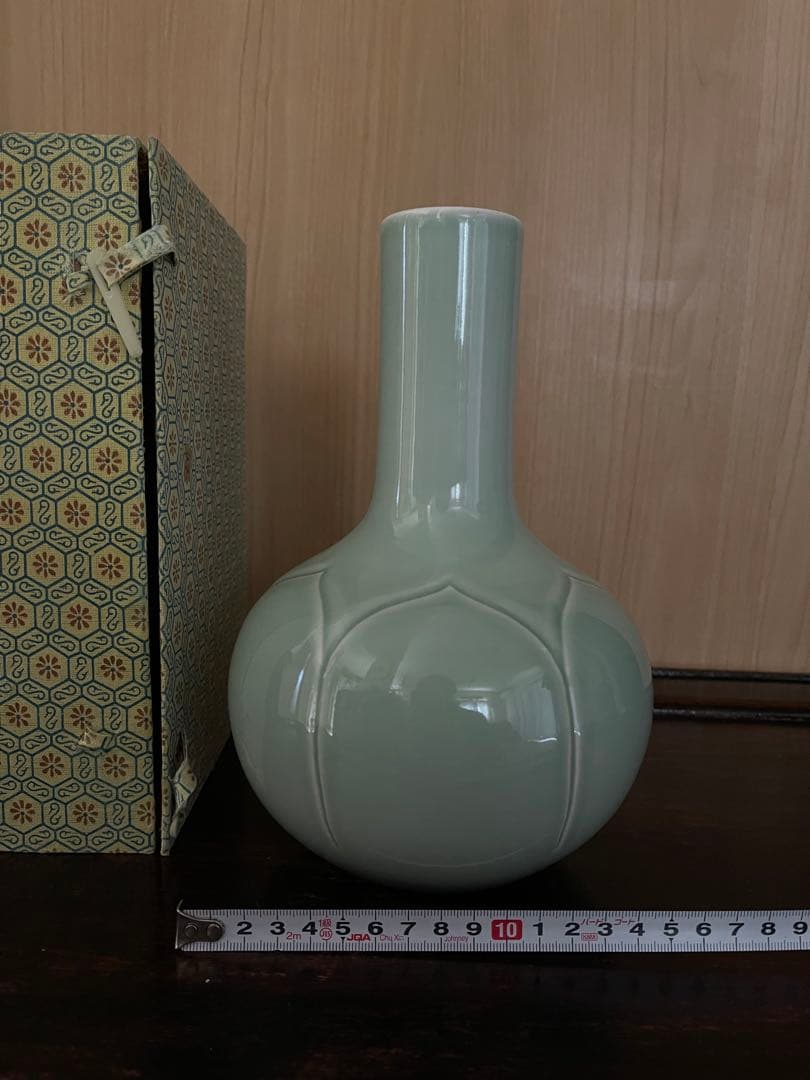 淡いグリーンの花弁模様花瓶 陶器製花瓶。