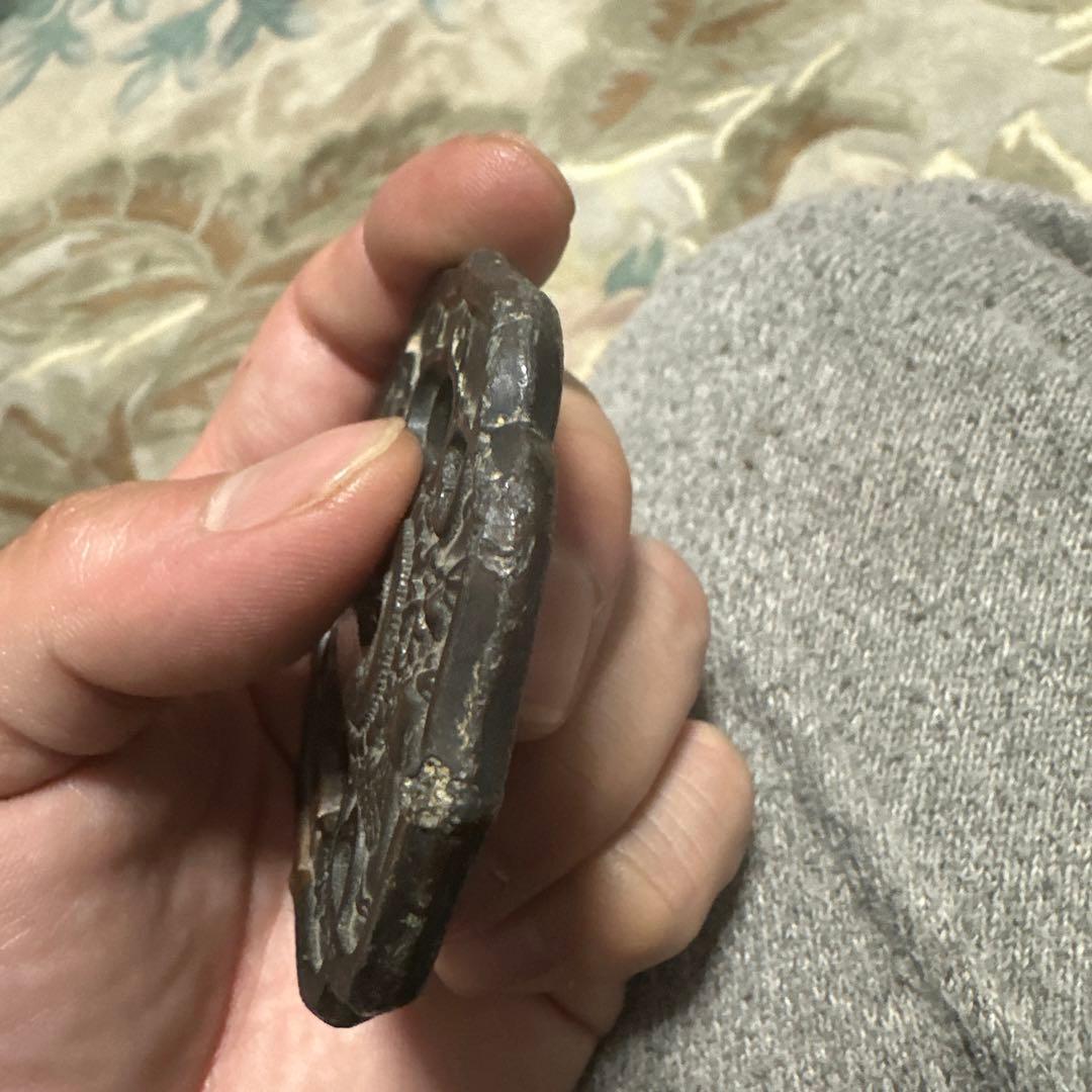 龍の彫刻の金属製鍔