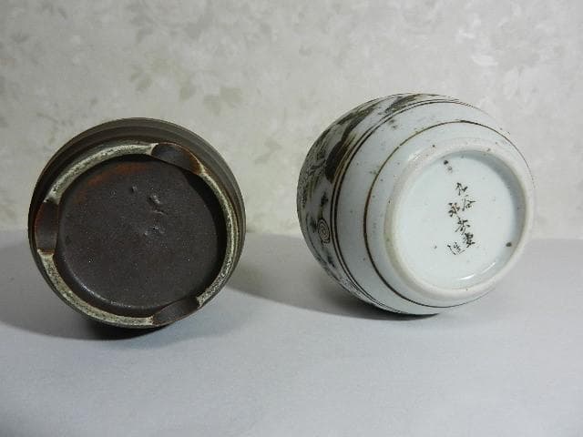 骨董「萬古焼徳利（写真左）」と「九谷焼徳利（写真右）」２点