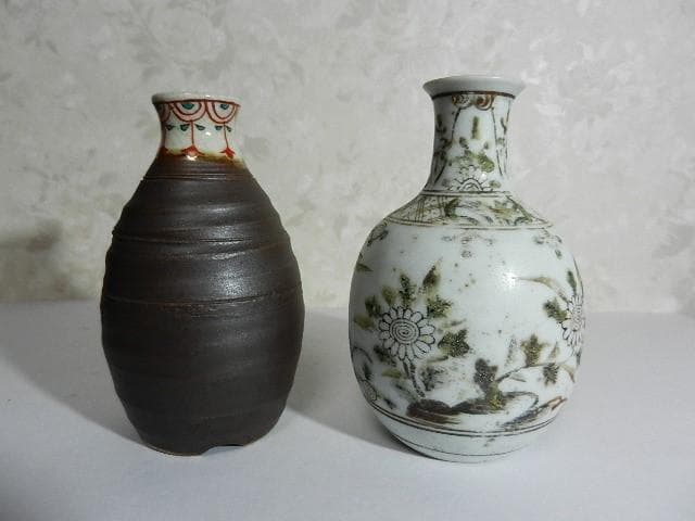 骨董「萬古焼徳利（写真左）」と「九谷焼徳利（写真右）」２点