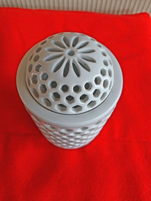 有田焼、冬山の透かし筒形香炉