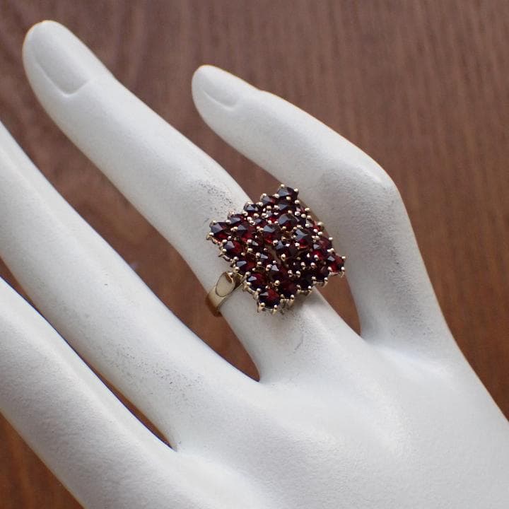 ヴィンテージ チェコ製 ボヘミアンガーネット ピラミッド型ゴールド色リング 指輪