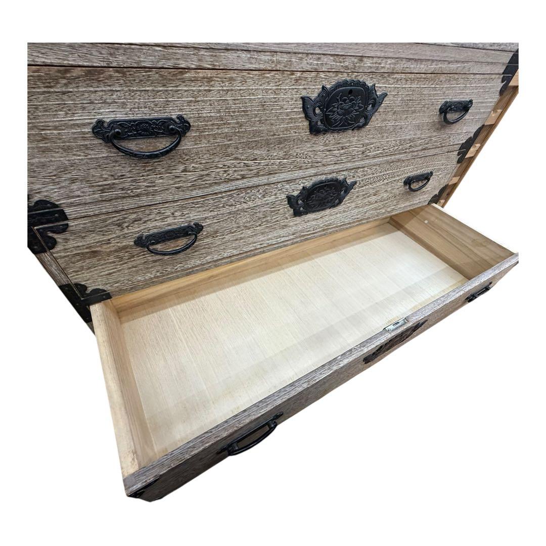 国産 職人手造り 凝った金具が目を引く総桐箪笥