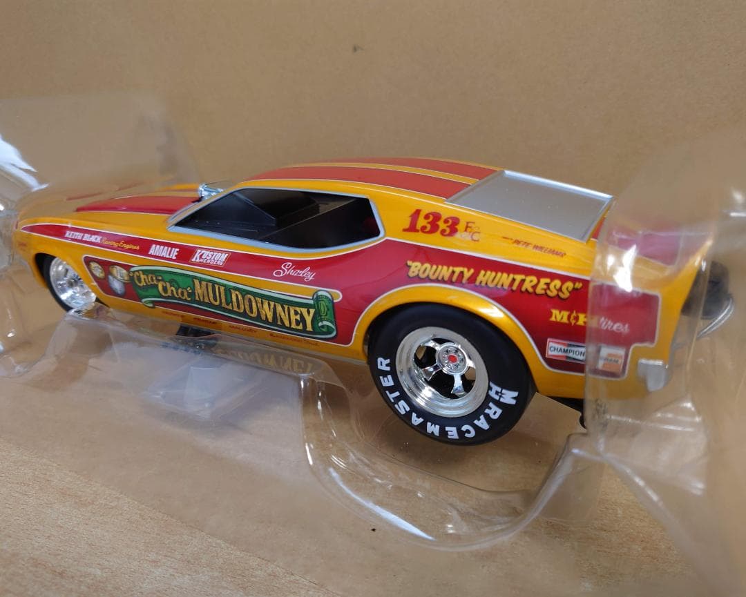 1/18 ロングノーズ マスタング シャーリー マルダウニー 1972 ミニカー