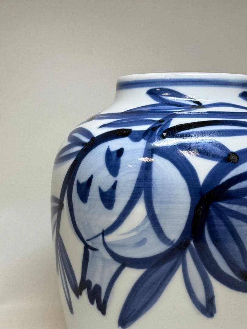 T90 人間国宝 近藤悠三 監修「藤悠」銘染付柘榴図 花瓶