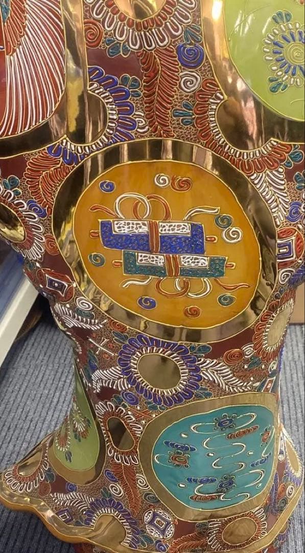 伝統陶器九谷焼、達磨だるま、装飾陶器像 、金色模様、存在感ある。