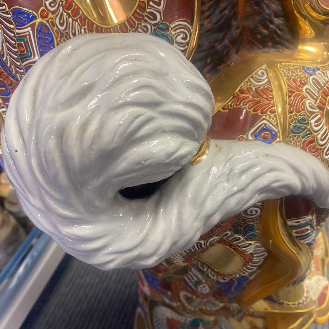 伝統陶器九谷焼、達磨だるま、装飾陶器像 、金色模様、存在感ある。