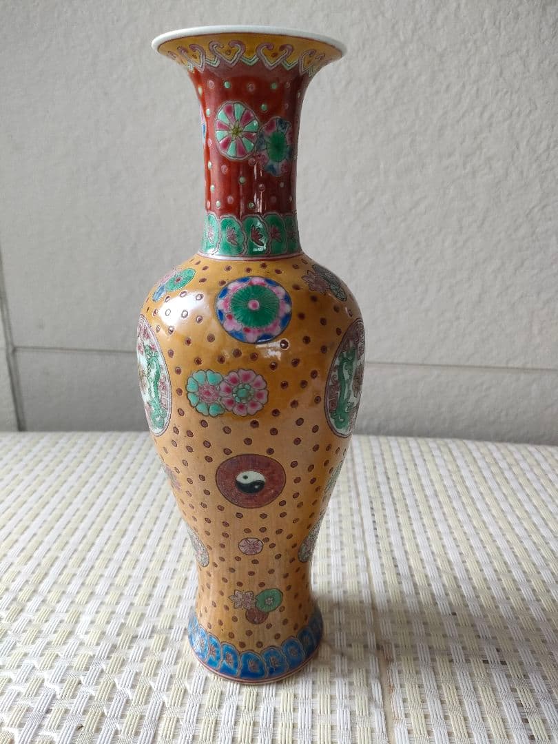 ○【中国美術】粉彩 黄地花文 瓶 景徳鎮製 赤絵 花瓶 清朝様式 骨董 古