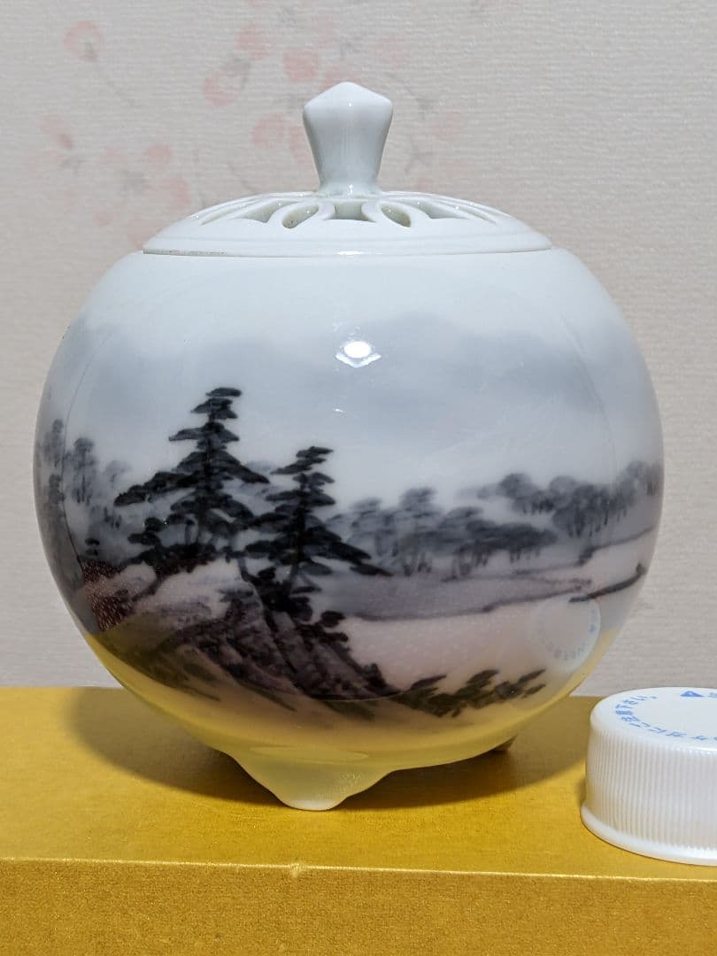 ♦鍋島焼 染付 雁に山水図 紋様 透し彫り 三足香炉 有田焼 香道具 骨董品