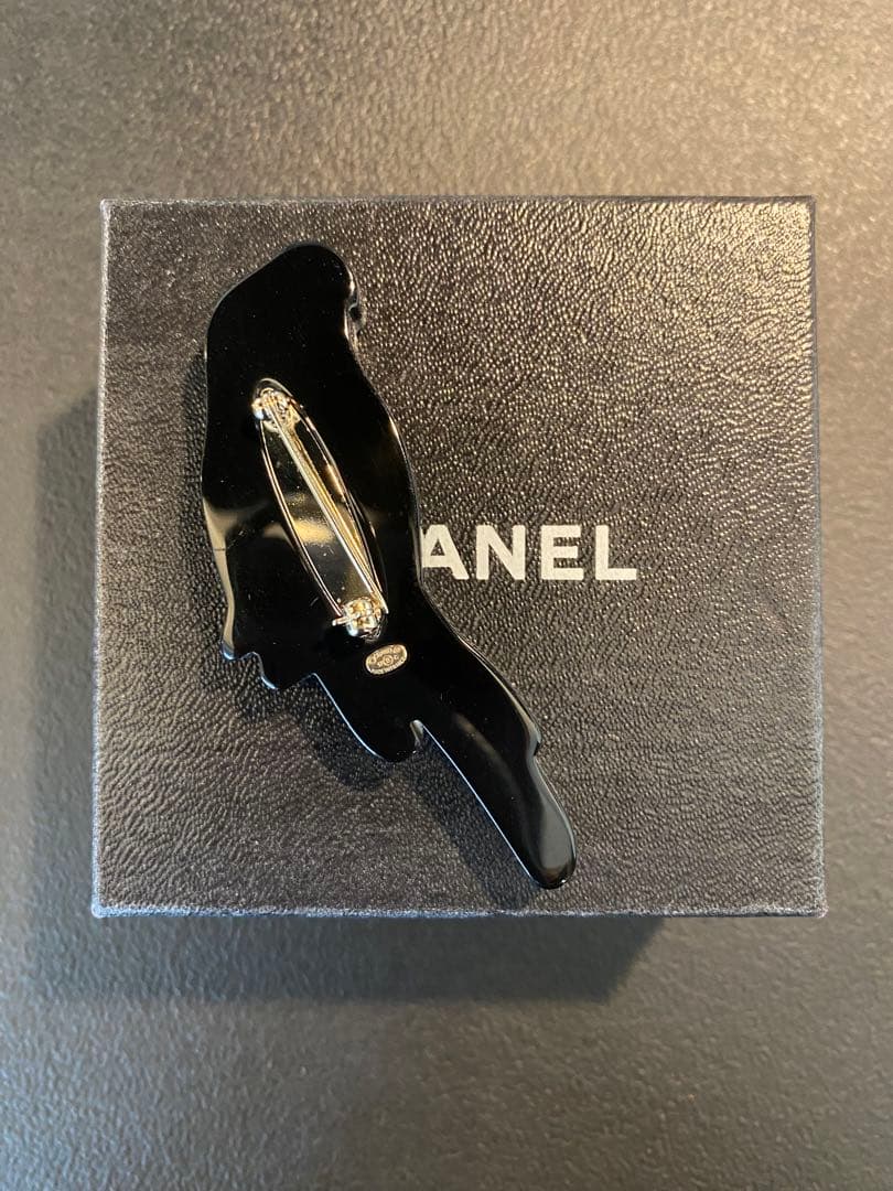 CHANEL ブローチ オウム