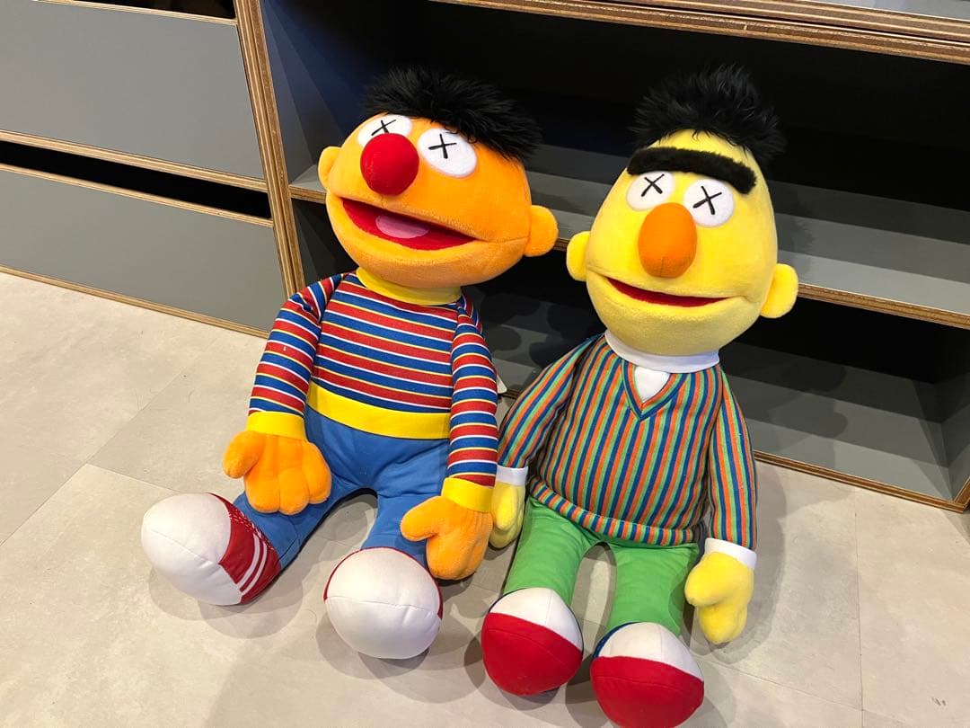 セサミストリート kaws UNIQLO 人形