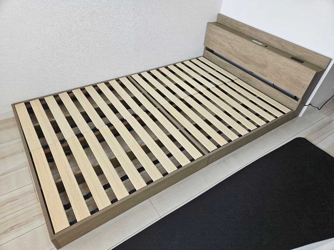 『Famite ファミーテ』 照明＆棚付き セミダブル　連結ローベッド