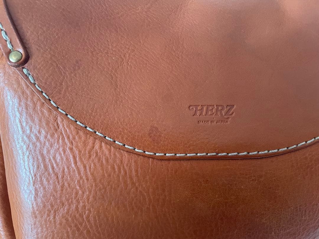 HERZ ソフトショルダーバッグ　ドイツホック留めCK-20 キャメル