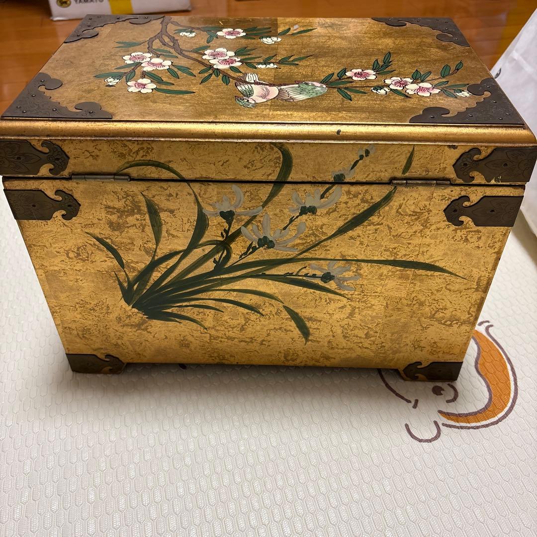 漆塗り金色箱 花鳥文様