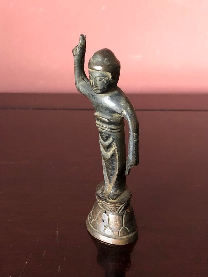 古代様式を持つ古銅誕生仏桐箱入