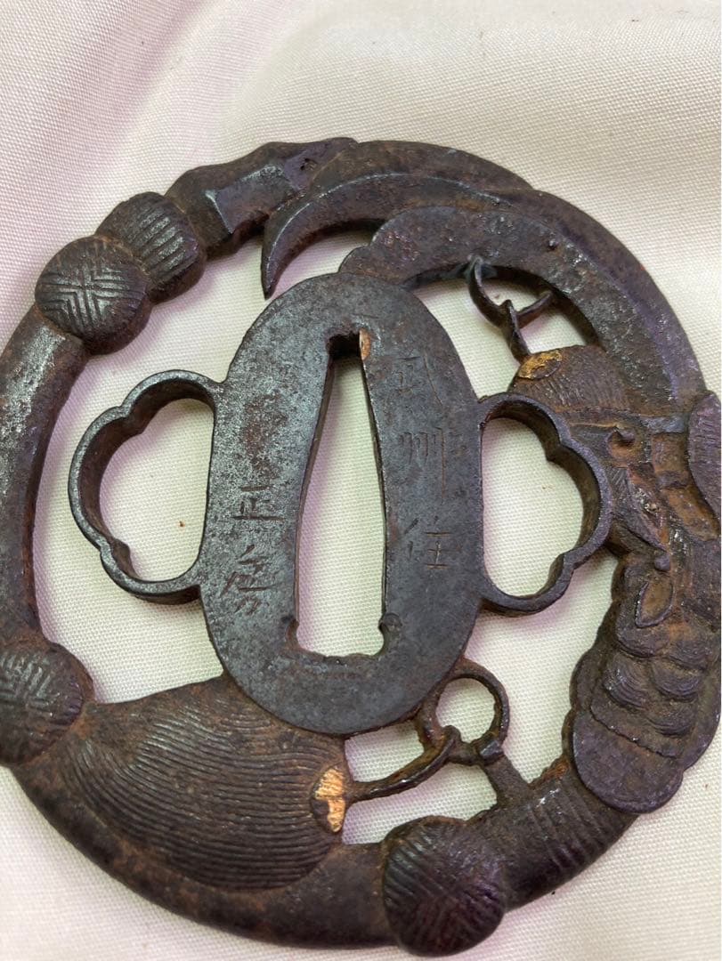 武装具　関羽大薙刀図　銘　武州住　正房　鉄地　金布目象嵌色絵　鍔