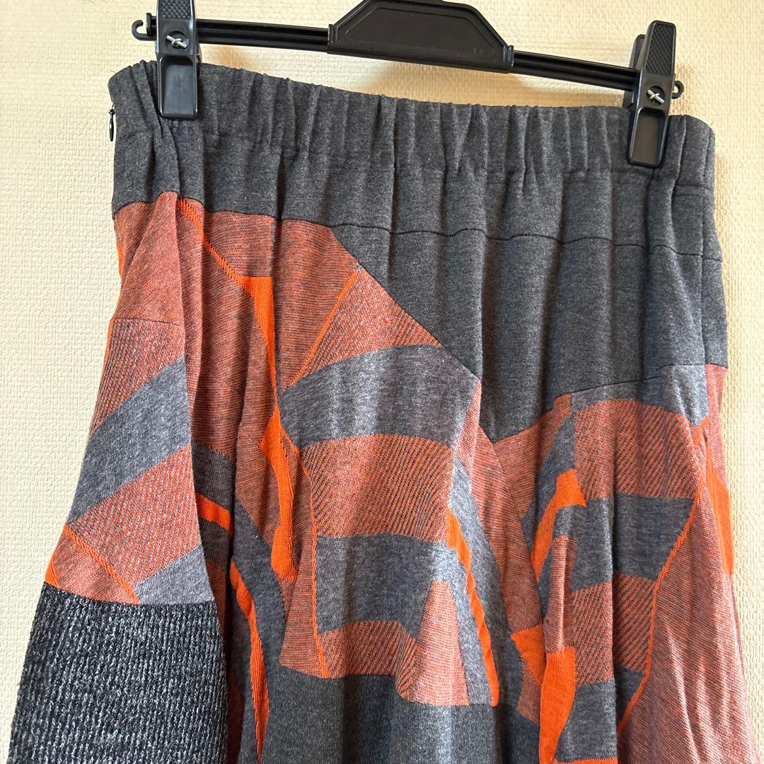 【新品未使用】✨エイココンドウ✨黒とグレーの混合地にオレンジ柄の膝丈スカート❣️