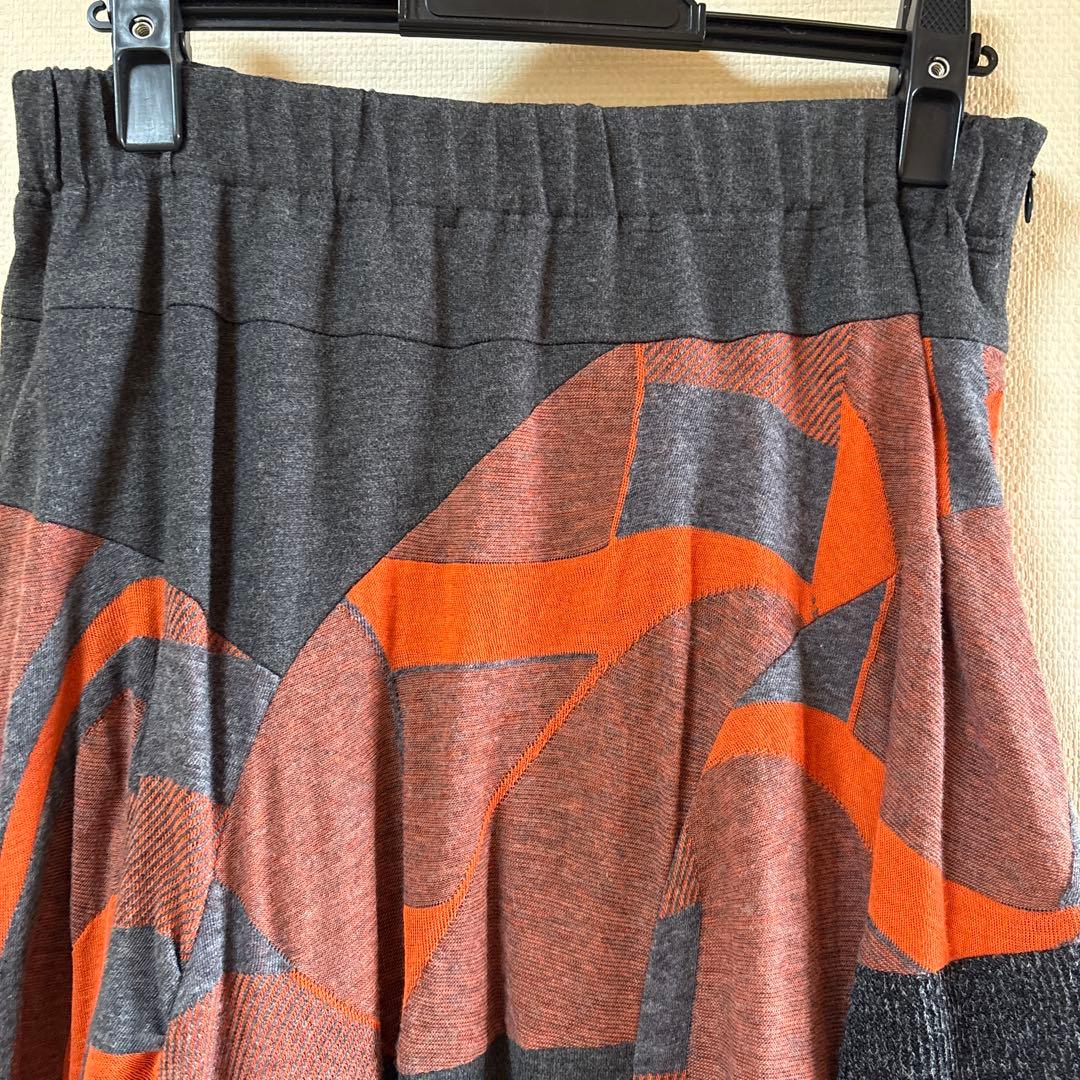 【新品未使用】✨エイココンドウ✨黒とグレーの混合地にオレンジ柄の膝丈スカート❣️
