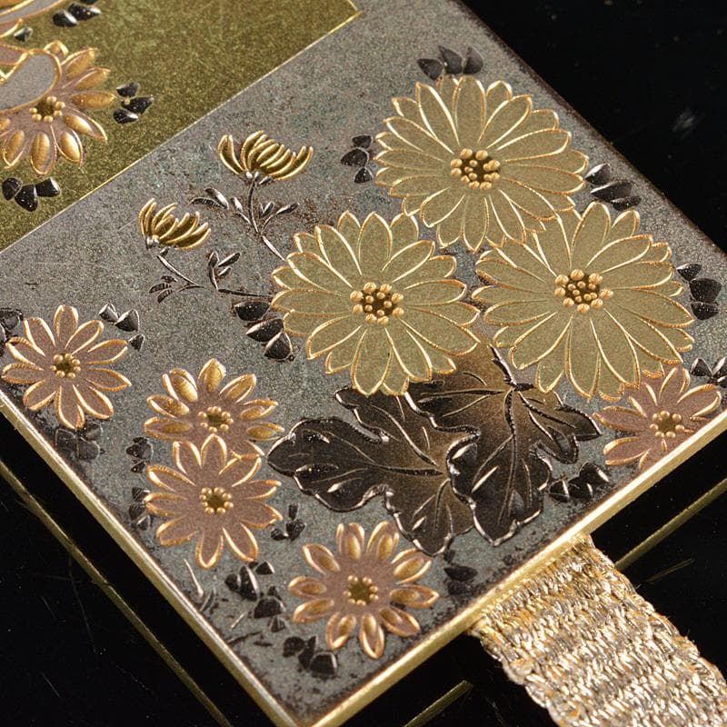 和装小物　令仙作　彫金　色紙重ね菊花文　帯留　共箱　C　R6243