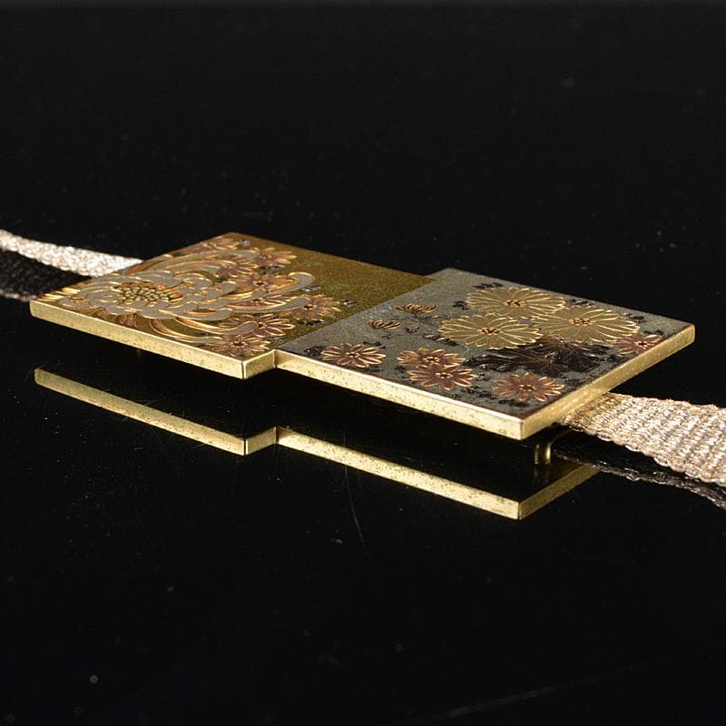 和装小物　令仙作　彫金　色紙重ね菊花文　帯留　共箱　C　R6243