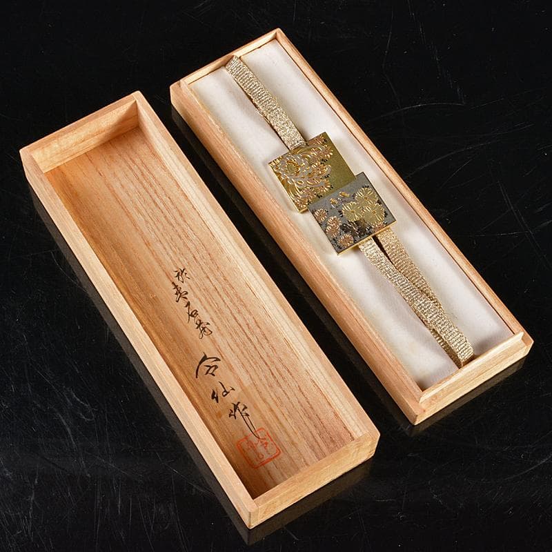 和装小物　令仙作　彫金　色紙重ね菊花文　帯留　共箱　C　R6243