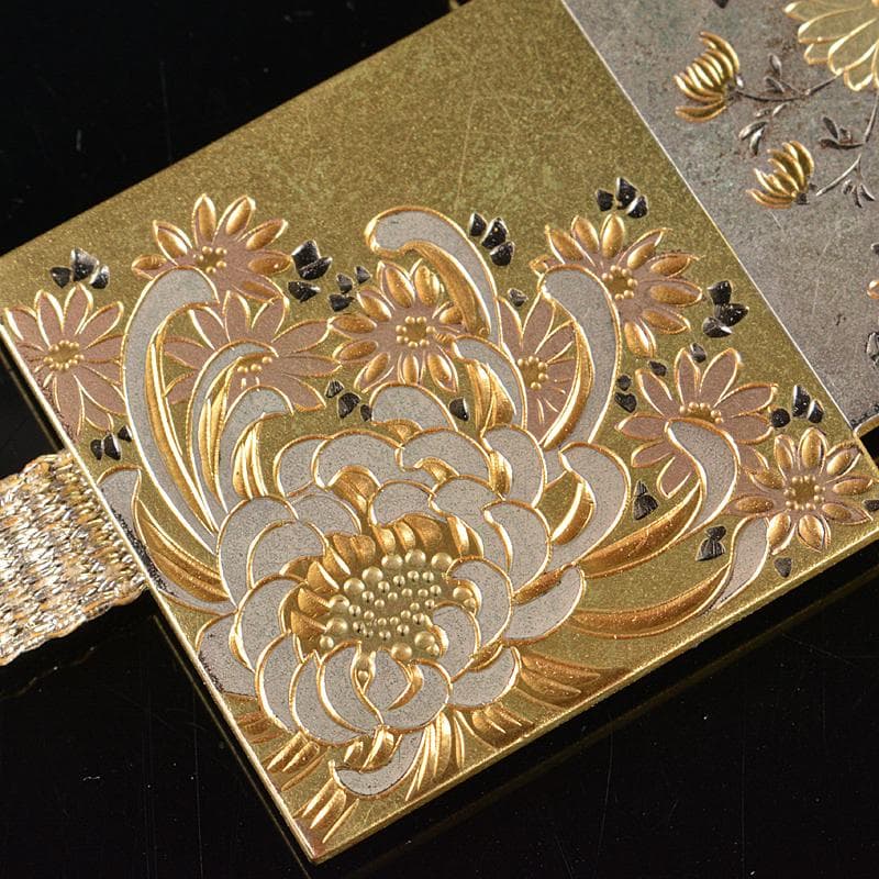 和装小物　令仙作　彫金　色紙重ね菊花文　帯留　共箱　C　R6243