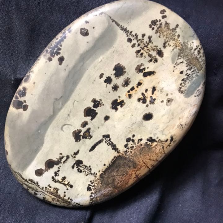 自然界の作用で不思議な心象風景が描かれた鑑賞石 台座付き