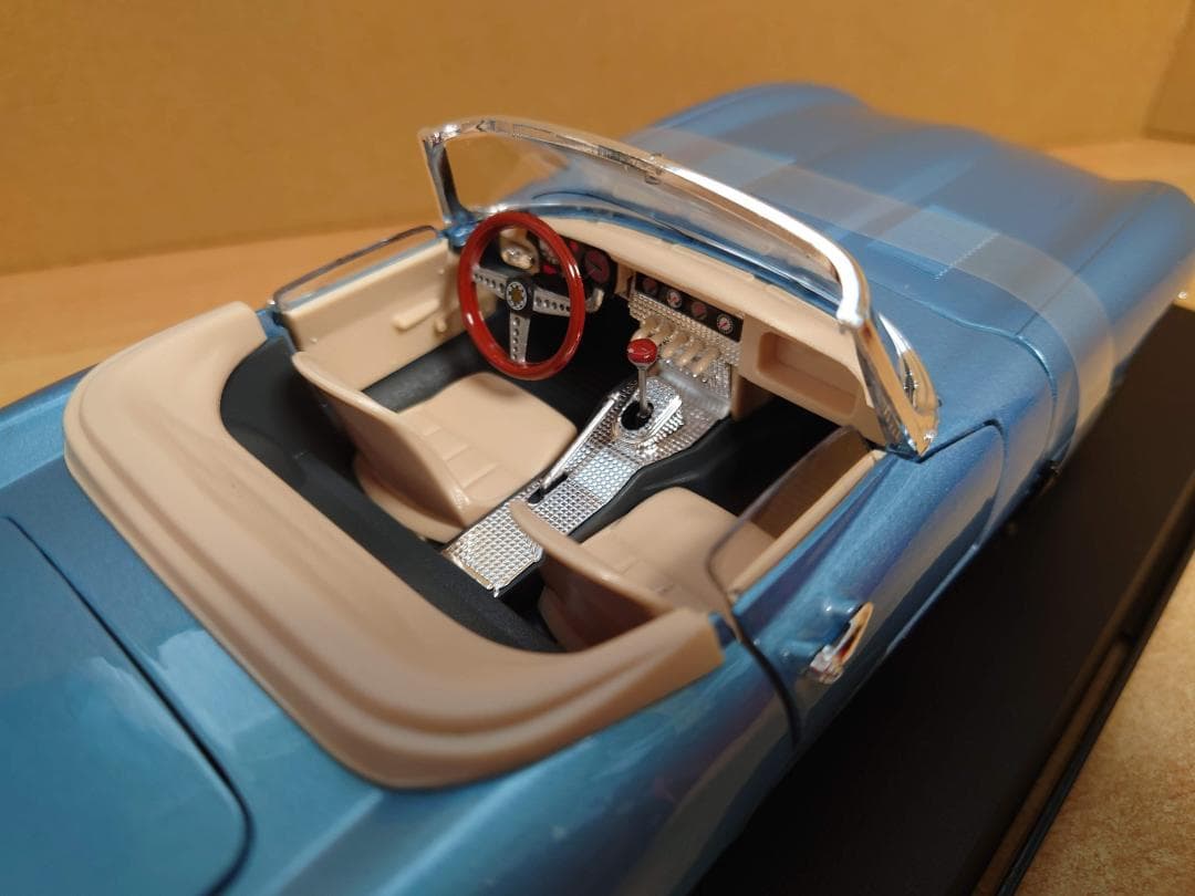 1/18 ジャガーEタイプ カブリオレ1961 ブルー マイスト合金製ミニカー