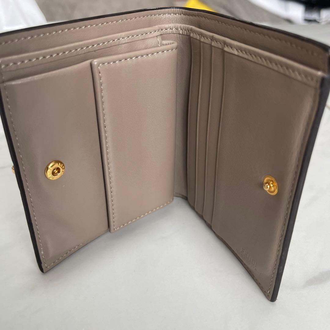 美品！！】PRADA コンパクトウォレット 1MV021 三角ロゴ ホワイト