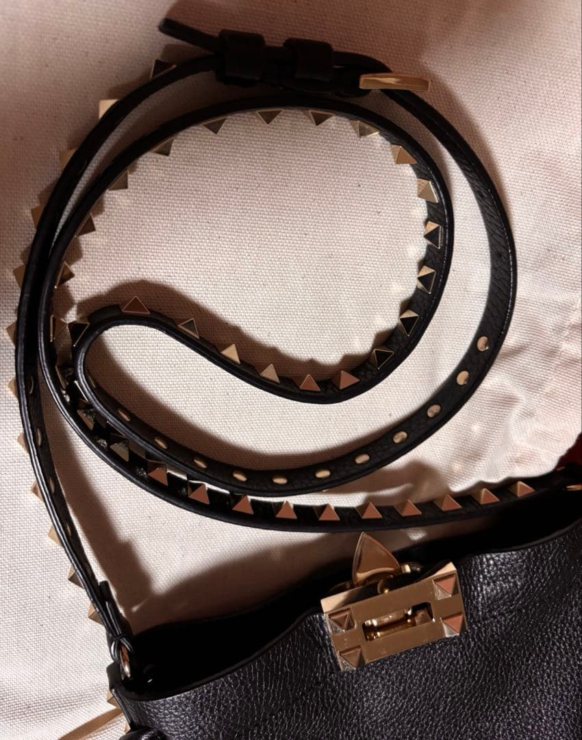 VALENTINO 黒 レザー ショルダーバッグ　ヴァレンティノ