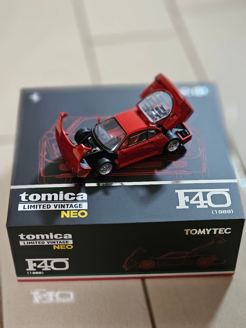 トミカリミテッジヴィンテージネオ　1/64 フェラーリ f40
