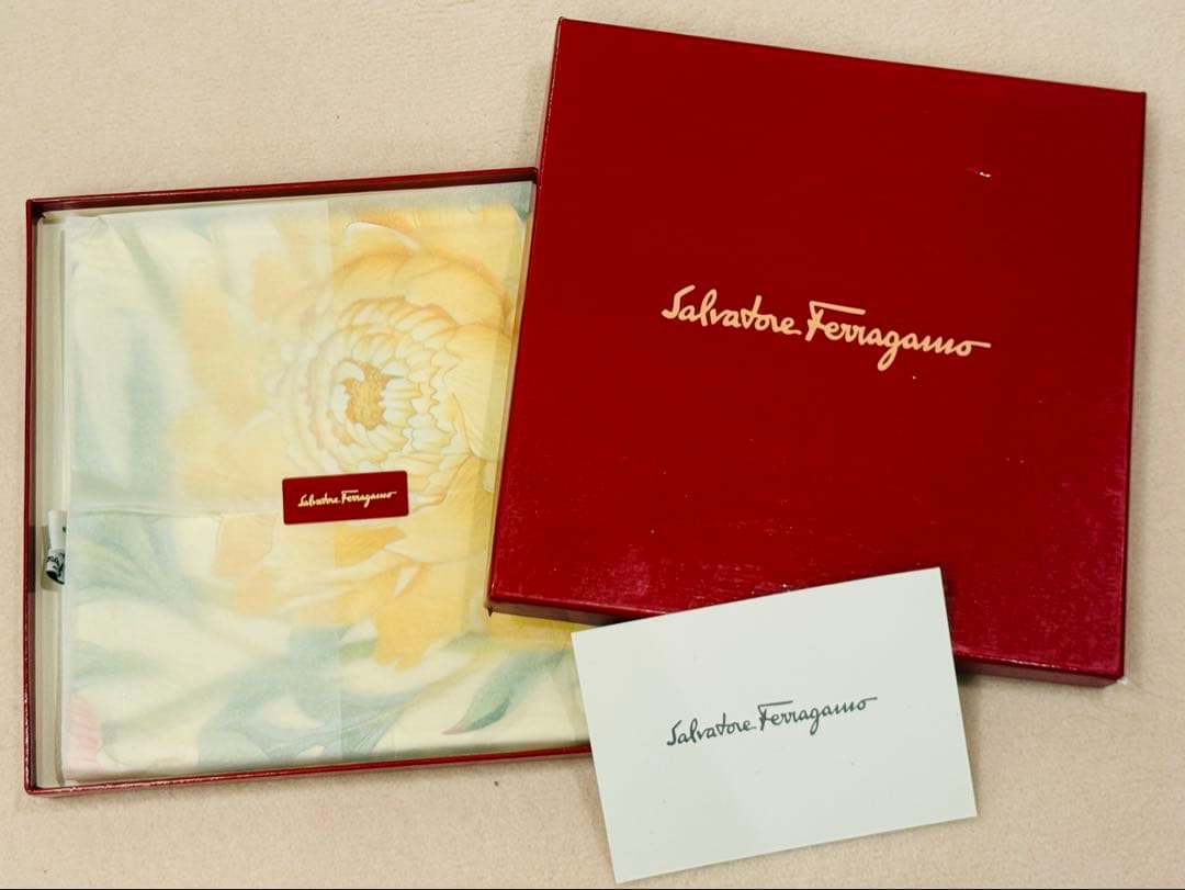 新品未使用】Salvatore Ferragamo 花柄シルクスカーフ