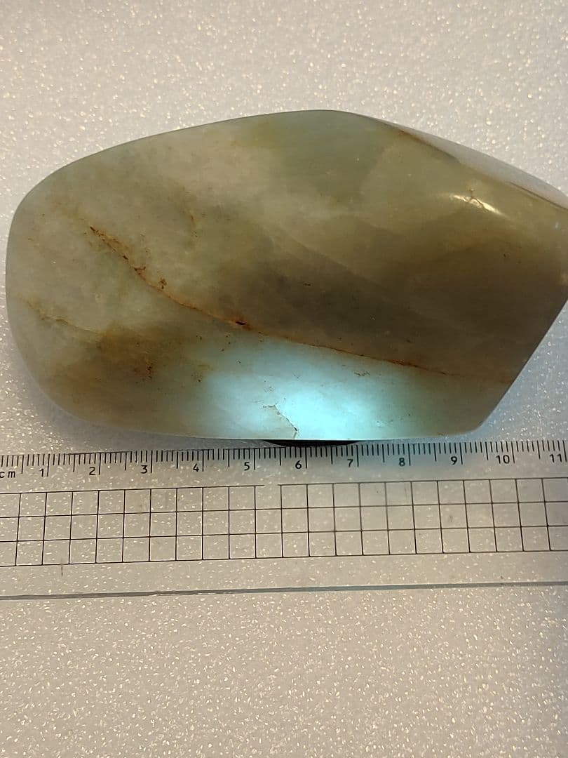 ミャンマー産 翡翠原石451g 薄いグリーンの色合い 光の透過が高い石質