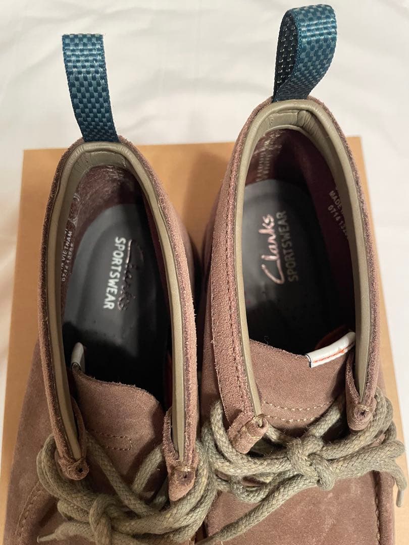 【新品・未使用】Clarks Wallabeeスウェード オリーブ25.0㎝