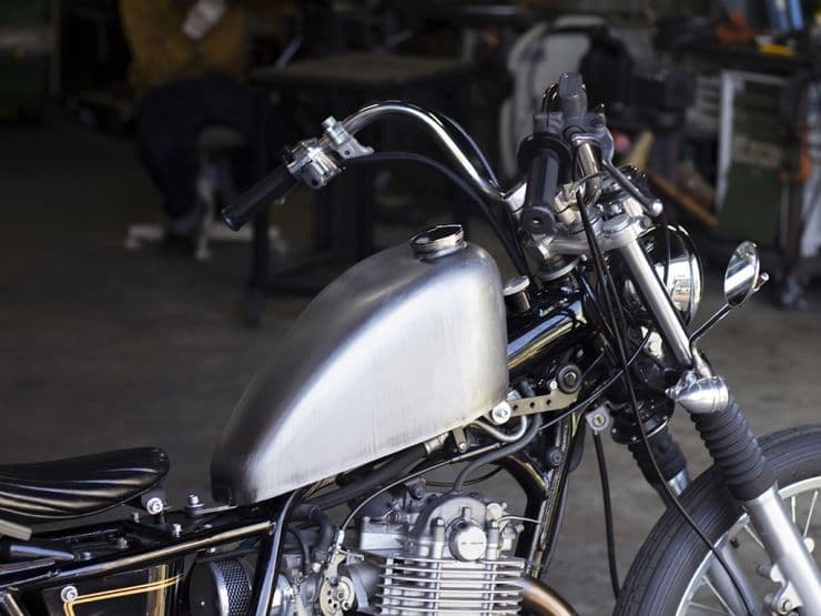 モーターロック｜スポーツスター タンク ハイマウント│SR400/500