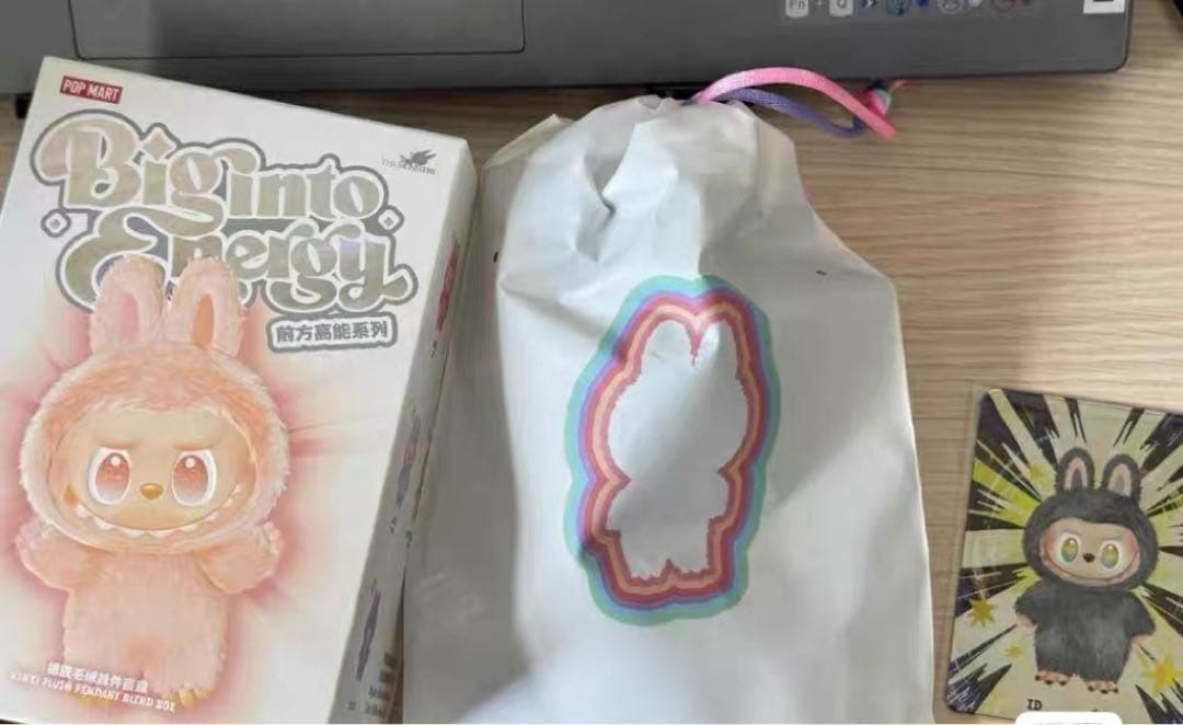 POP MART Big Into Energy グレーぬいぐるみ