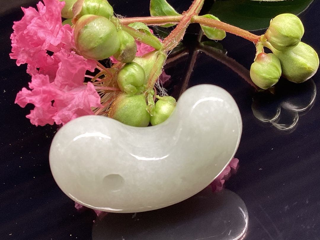 破格お値段です 氷アイスジェイド糸魚川翡翠勾玉 本物の守護石をお