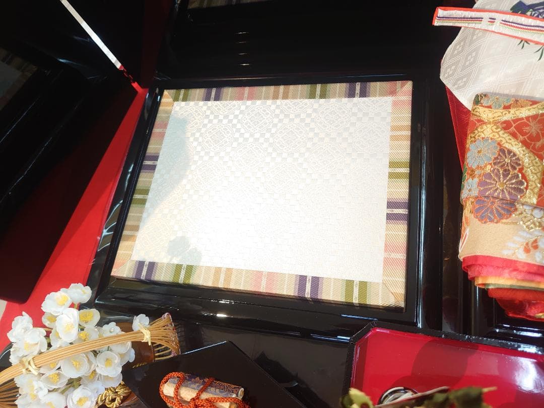 ●新品おひなさま●　金襴衣装飾り　落とし屏風スタイル　フルセット