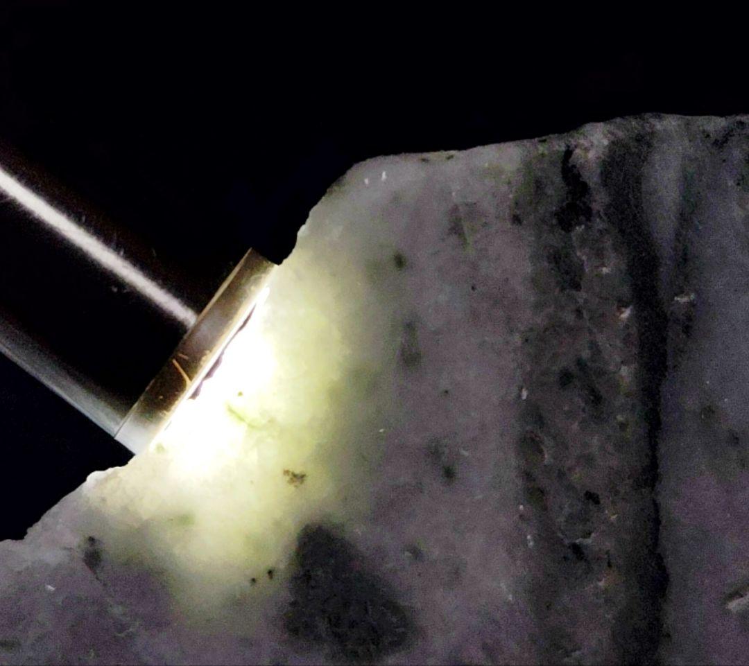 ☆翡翠原石☆稀少！下仁田翡翠【カチ割り・5面磨き577g】 - メルカリ