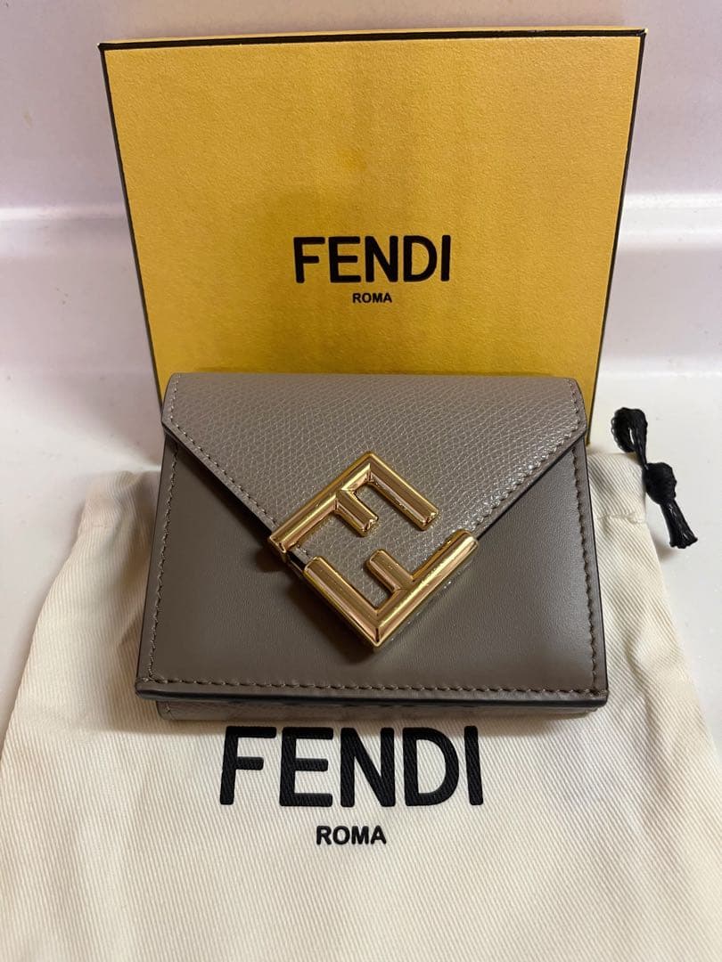 FENDI現行品 三つ折り財布 FFダイヤモンド財布 グレージュ ウォレット