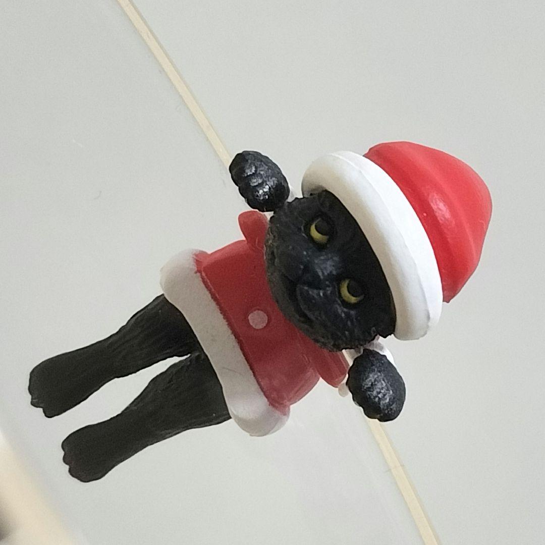 コップの黒猫 2匹   サンタ、トナカイver.