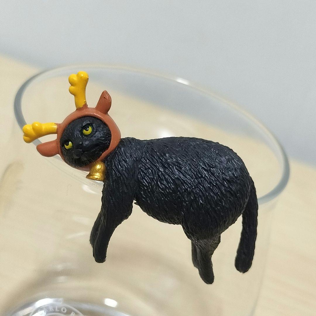 コップの黒猫 2匹   サンタ、トナカイver.