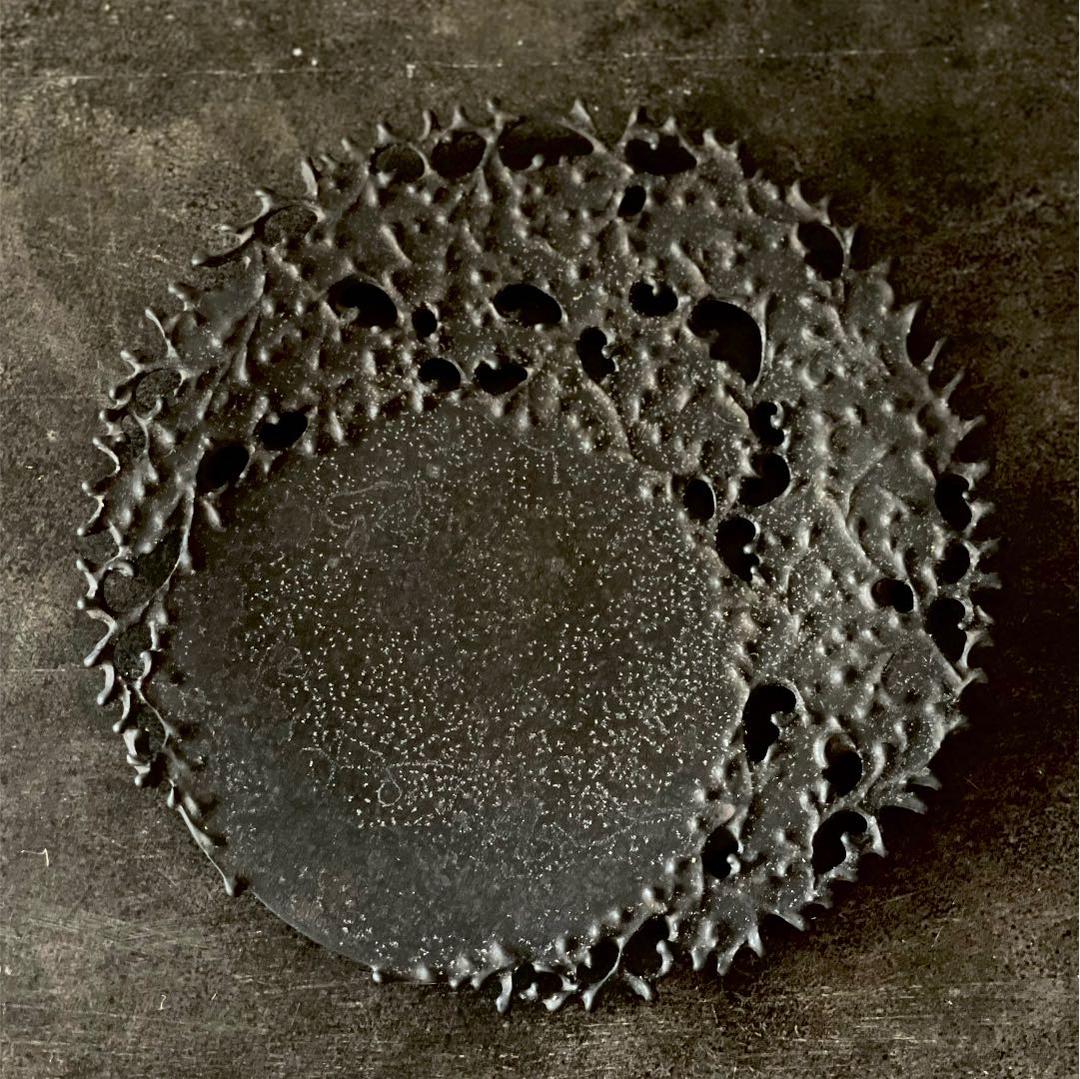 陶芸家 伊藤剛俊 A 黒 大皿 プレート 陶器 器 芸術 透かし彫り アート作品