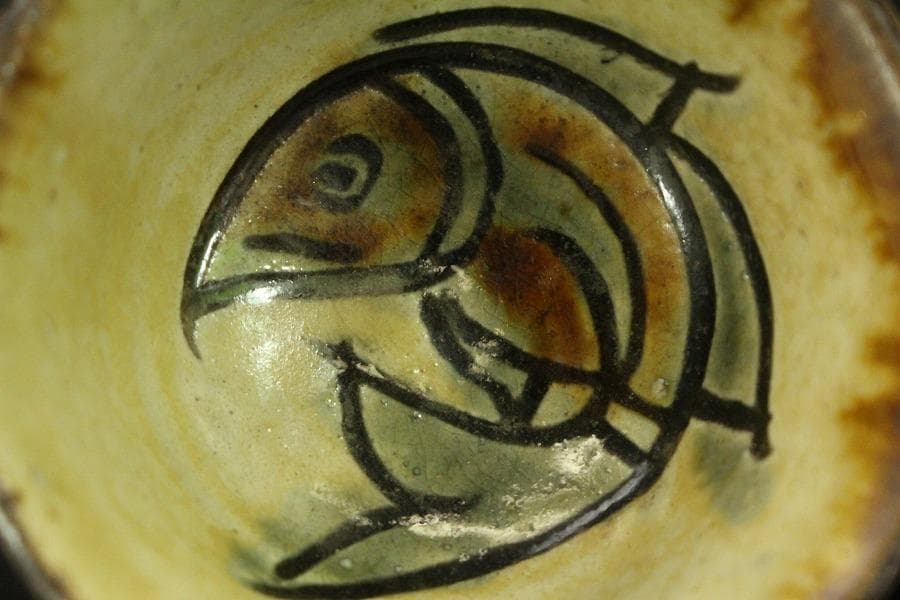 金城次郎 壷屋焼 ぐい呑 共箱 人間国宝 魚紋 美品(メ1269)