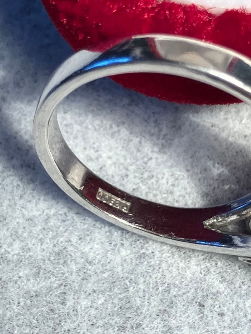 丸いエメラルドの指輪