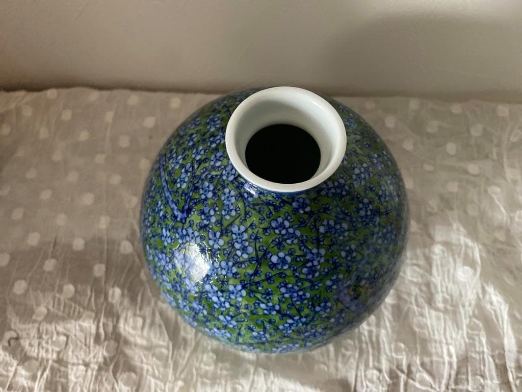 葉山有樹　緑地梅花文壺