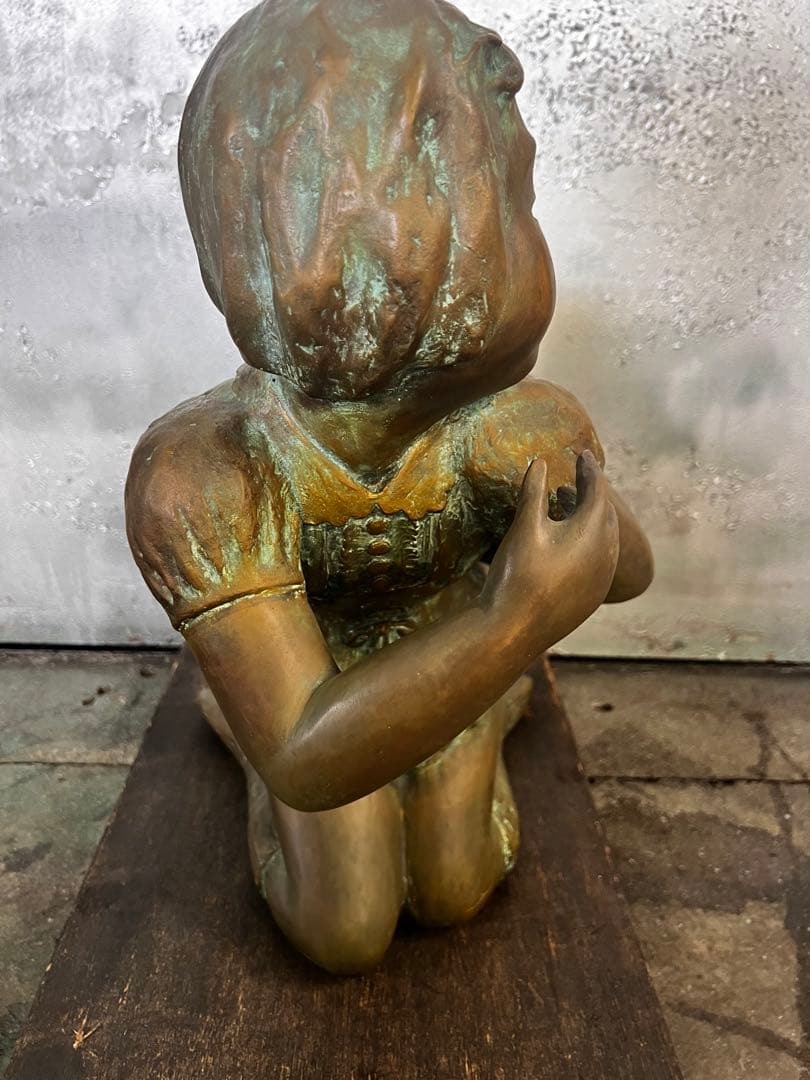 少女と猫のブロンズ彫刻 猫を背負ってる女の子